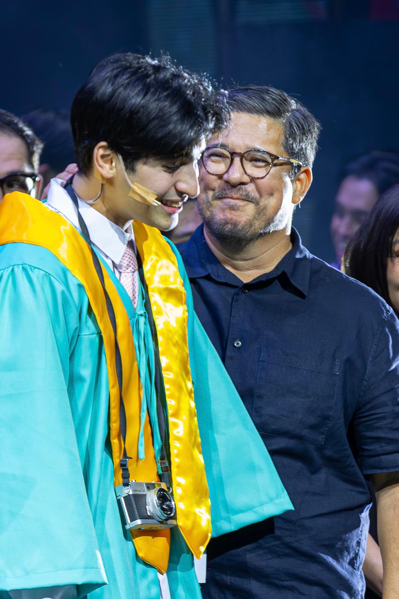 뮤지컬 <바게츠>의 새 에디 역을 맡은 안드레스 무흘라흐와 함께 포즈를 취했다.