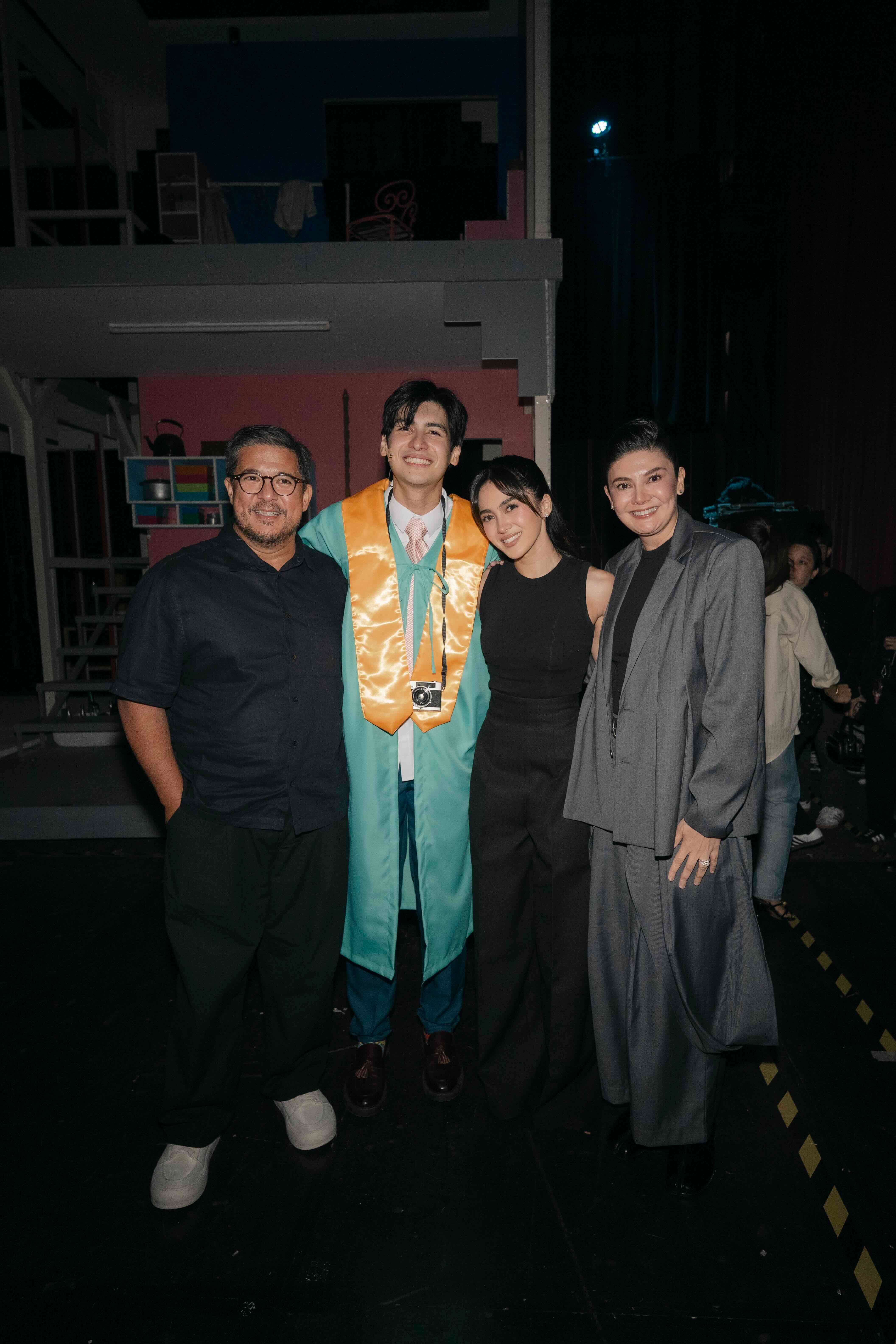 애디를 위한 전폭적인 지원. 무할라크 가족이 뉴포트 월드 리조트에서 열린 뮤지컬 <바게츠> 개막 공연을 관람했다.