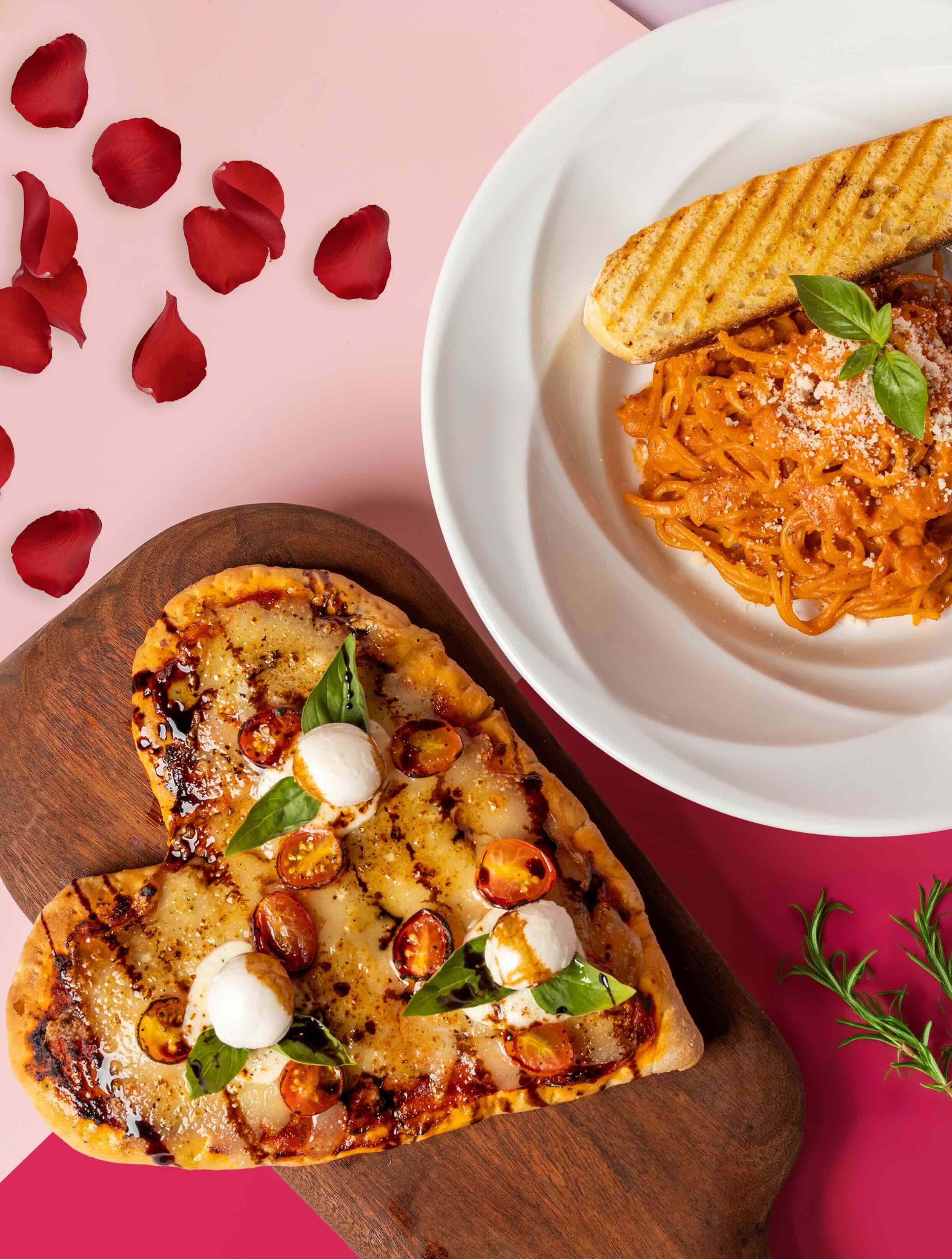 가든 윙 , 뉴포트 월드 리조트에서 즐기는 카프레제 플랫브레드와 핑크 트러플 카르보나라