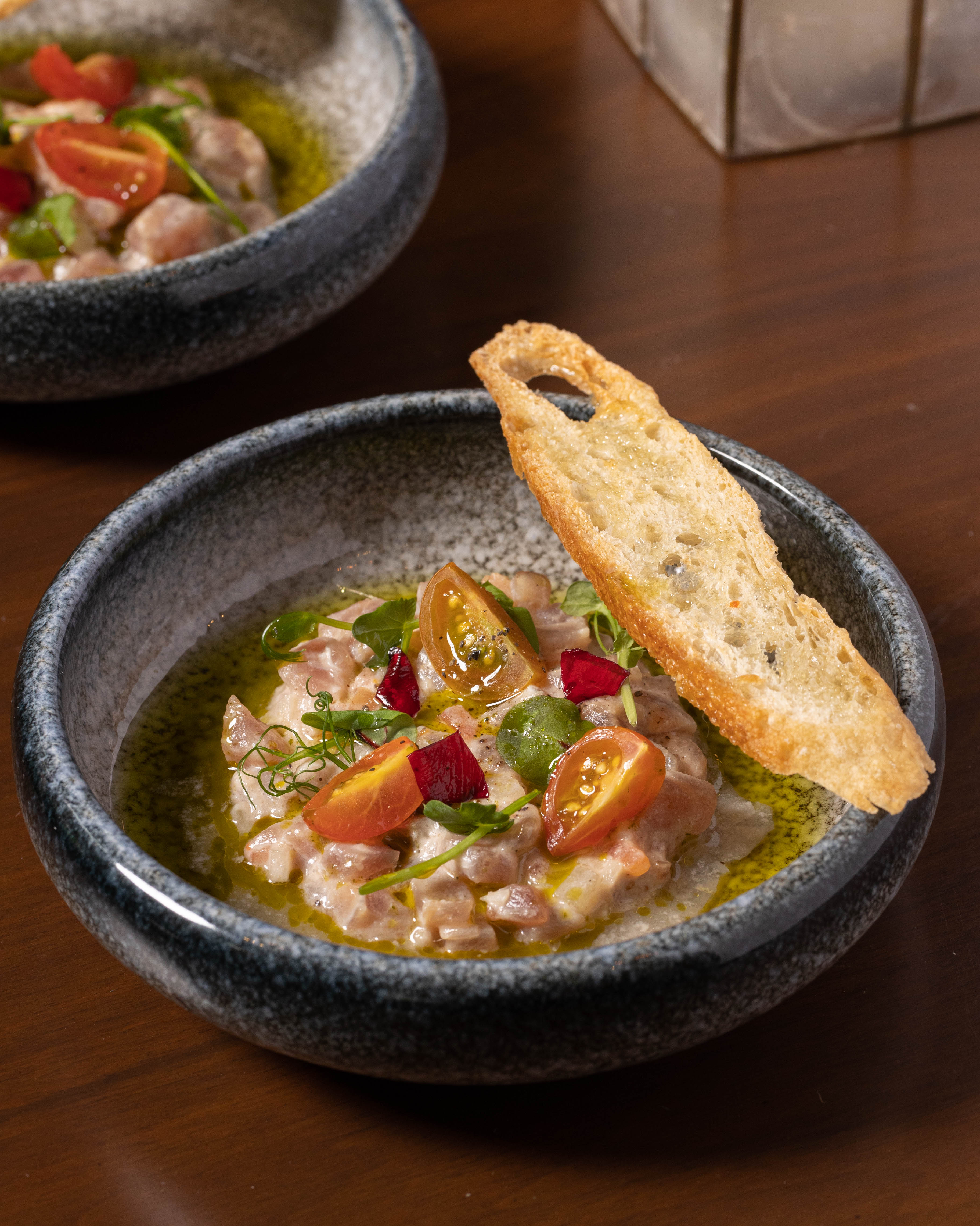 두 번째 코스인 하와크 카마이는 참치, 오이, 무, 식초로 만든 키닐라우 나 이스다입니다. 깔끔하고 균형 잡힌 이 요리는 익숙함에서 오는 편안함을 반영하며, 신뢰가 시작되는 순간을 상징합니다.