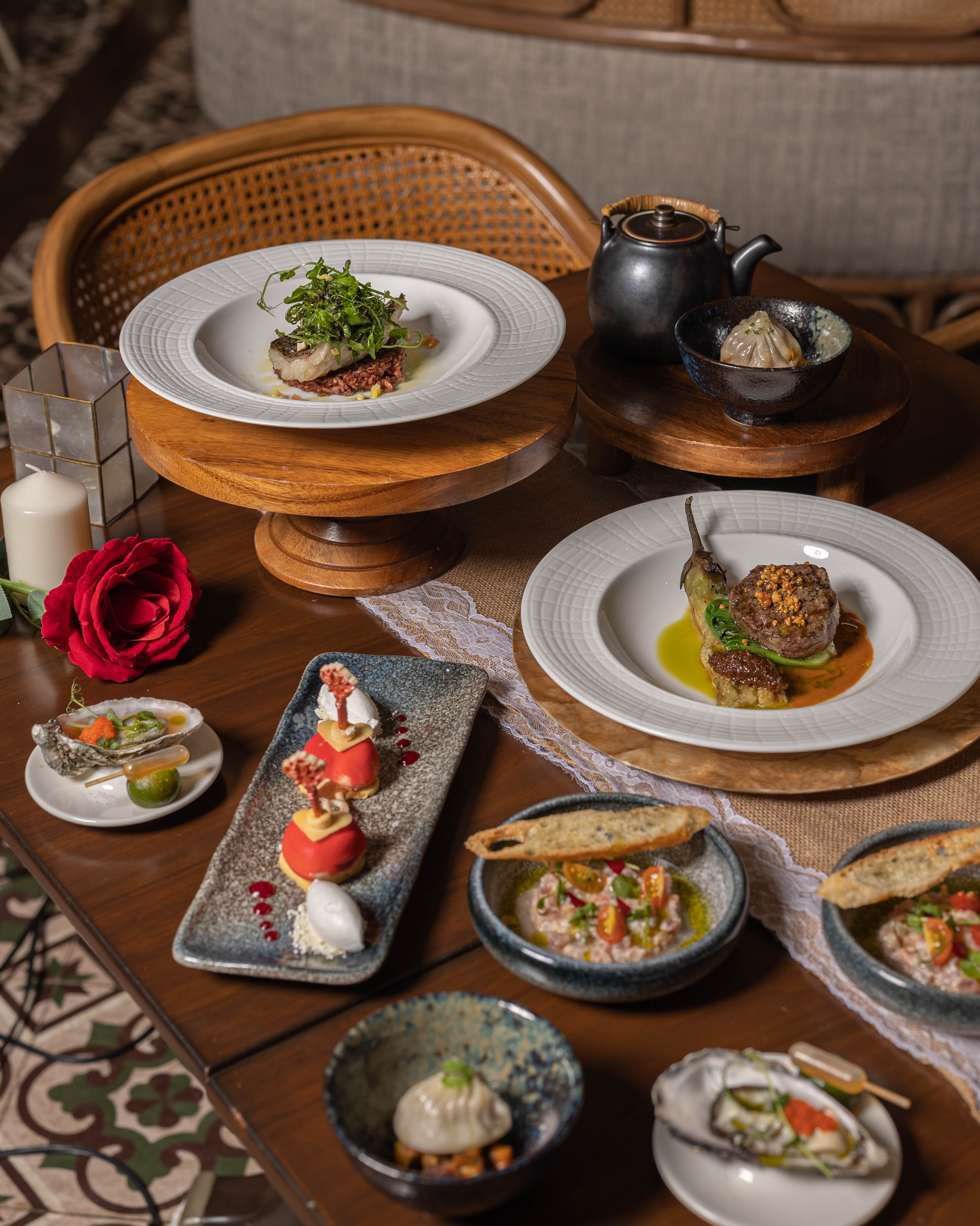 손님들은 두 차례의 좌석 시간 중 선택하실 수 있습니다. 첫 번째는 오후 5시 30분부터 7시 30분까지, 두 번째는 오후 8시 30분부터 10시 30분까지입니다. 저녁 내내 은은한 음악이 식사와 조화를 이루며 흐르며, 맛과 속도, 그리고 함께하는 사람들과의 교감이 밤의 경험을 만들어가는 분위기를 조성합니다.