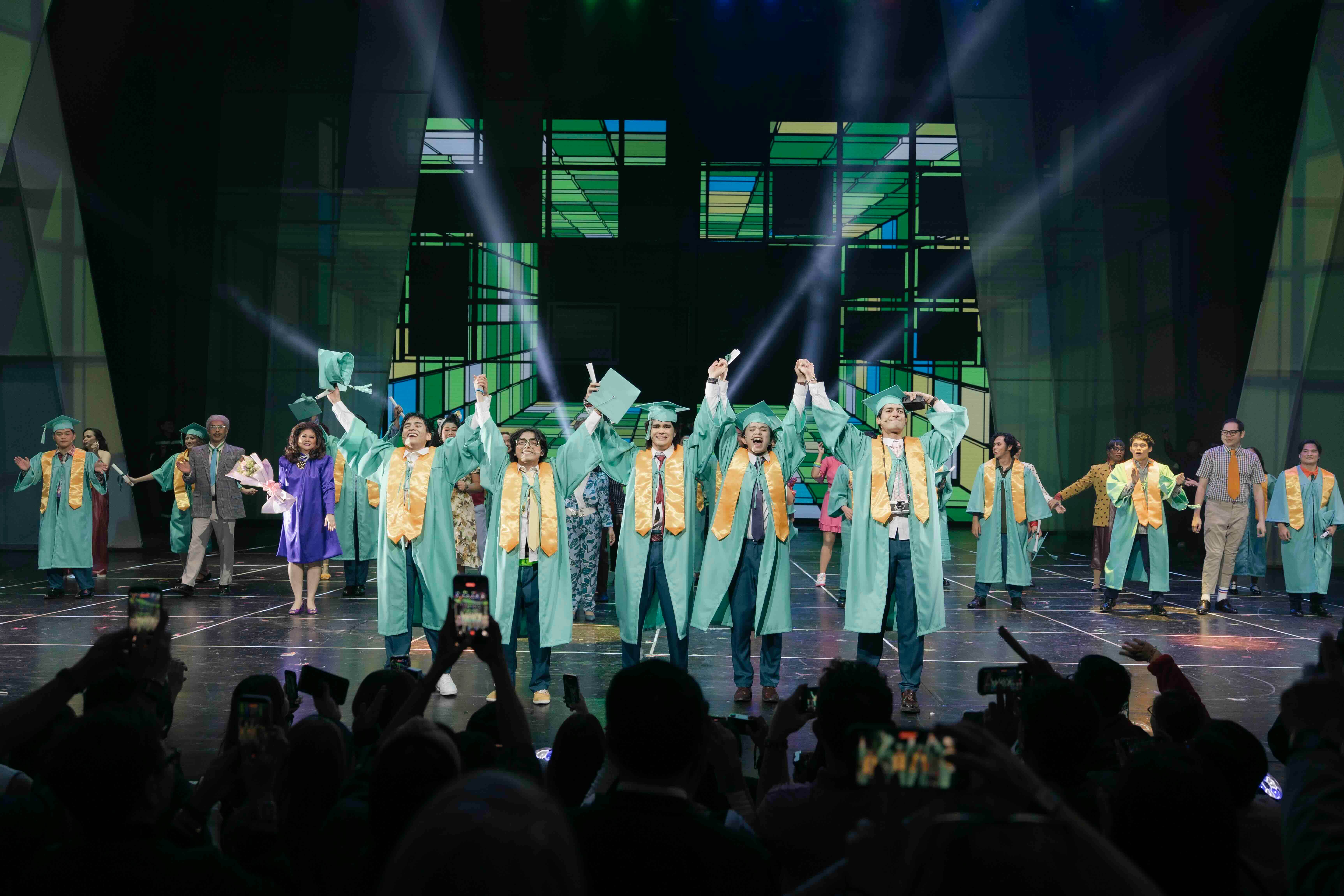 왼쪽부터: 샘 쇼프(토피 역), 노엘 코미아 주니어(길버트 역), 마일로 크루즈(통통 역), 이단 데이비드(아넬 역), 안드레스 무할라치(아디 역)가 뮤지컬 <바게츠> 개막 공연에서.