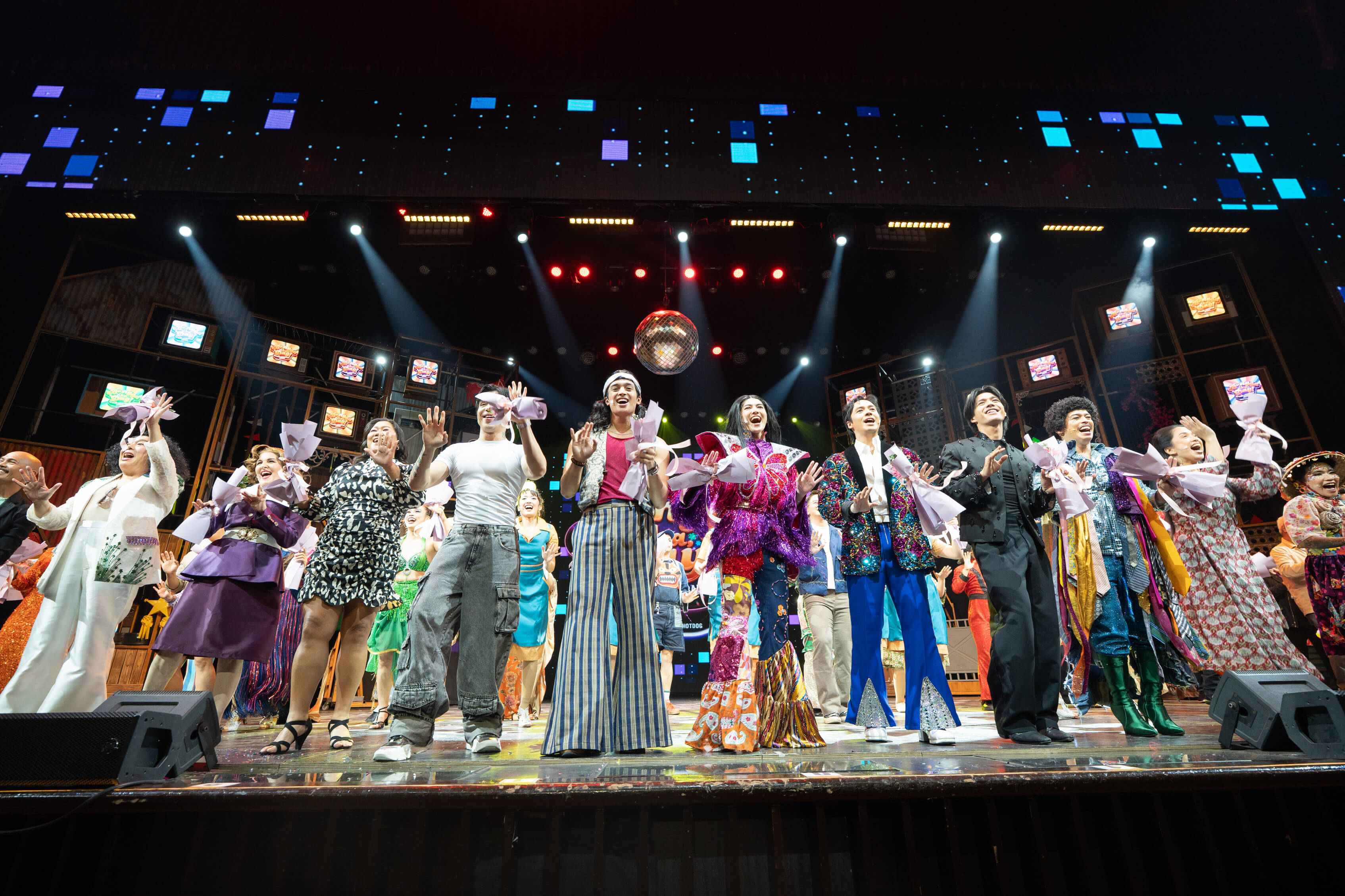 뉴포트 공연 예술 극장 에서 열린 ‘Bongga Ka, ’Day!: The Annie Batungbakal Musical’의 개막일 커튼콜에 참여한 출연진들.