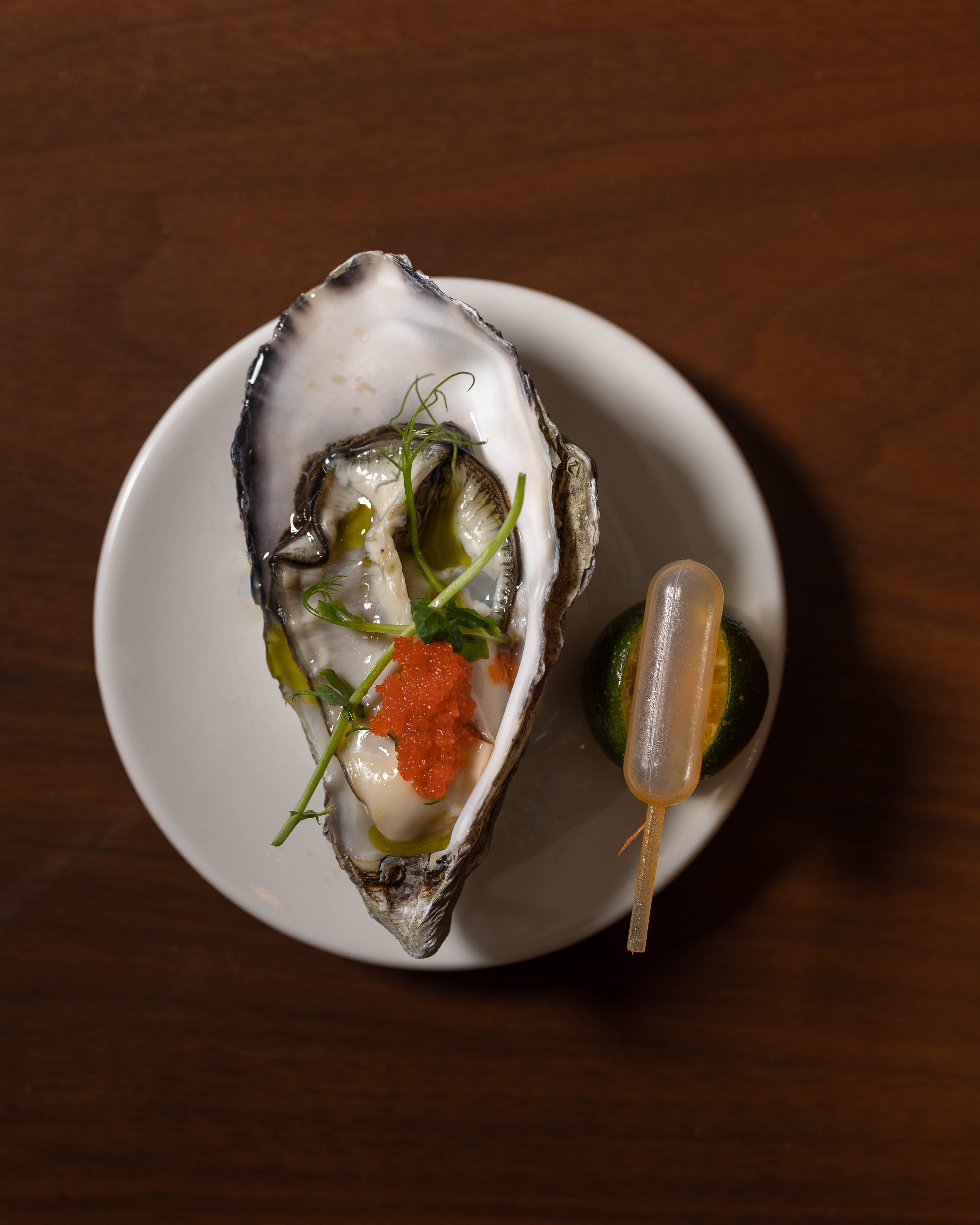 첫 만남 여정은 차가운 굴과 시뇽탕 국물인 '말라미그 나 사바우 아 탈라바'의 첫 코스 '우낭 파기키타'로 시작된다. 짠맛과 은은한 산미가 절제된 조화를 이루며, 첫 만남의 설렘을 떠올리게 한다. 초기 인상이 서서히 모습을 드러내며 호기심이 여운으로 남는다.