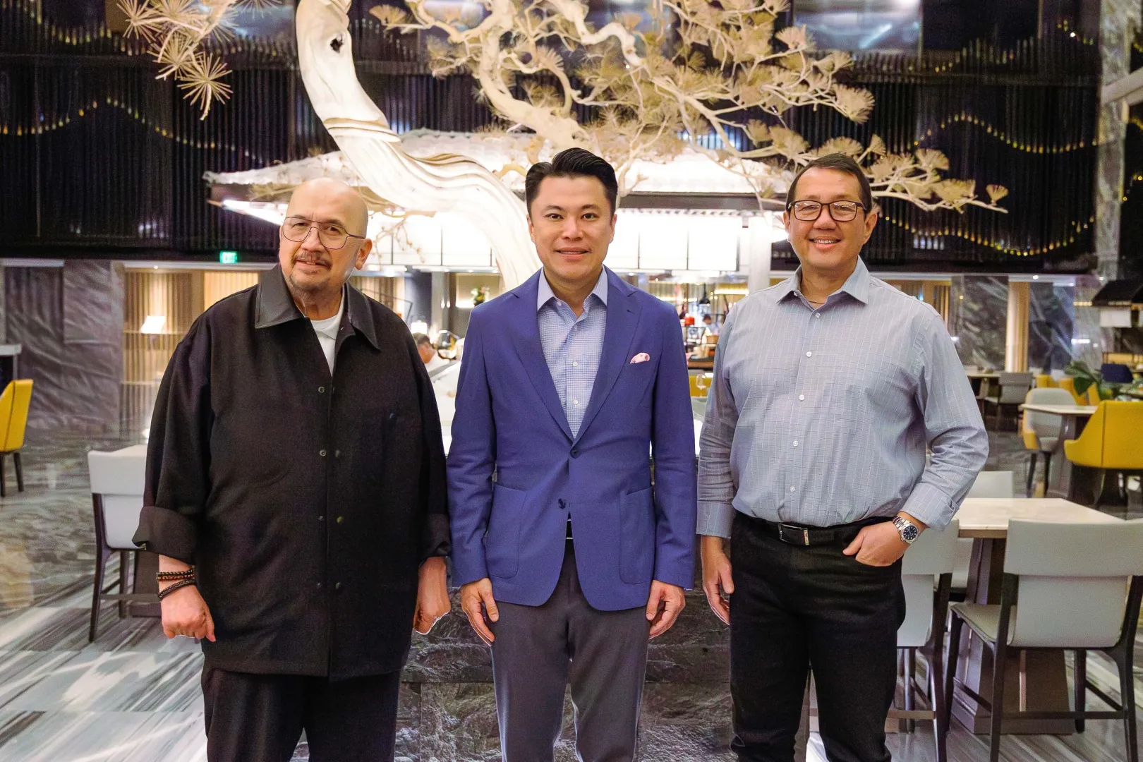 필리핀 엔터테인먼트 업계의 선두주자인 뉴포트 월드 리조트(Newport World Resorts), 비바 커뮤니케이션스(VIVA Communications Inc.), 그리고 더 필리핀 스타(The Philippine STAR)가 ‘봉가 카, 데이!(Bongga Ka, ’Day!): 애니 바퉁바칼 뮤지컬’을 위해 다시 한번 손을 잡았다. 이번 파트너십의 중심에는 뉴포트 월드 리조트의 케빈 L. 탄(Kevin L. Tan) 회장(가운데), 비바 커뮤니케이션스의 창립자이자 이사회 의장인 비센테 “보스 빅” 델 로사리오 주니어(Vicente “Boss Vic” del Rosario Jr.)(왼쪽), 그리고 더 필리핀 스타의 미겔 G. 벨몬테(Miguel G. Belmonte) 사장 겸 CEO(오른쪽)가 있다.
